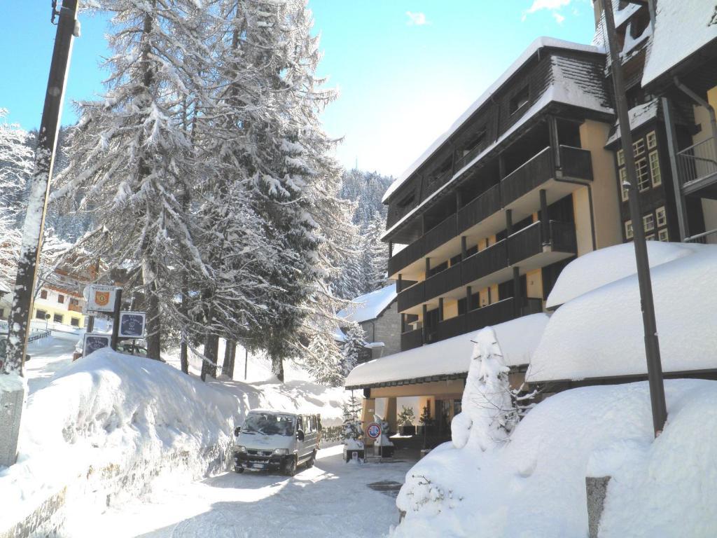 R.T.A. Hotel Des Alpes 2 Мадона ди Кампильо Екстериор снимка