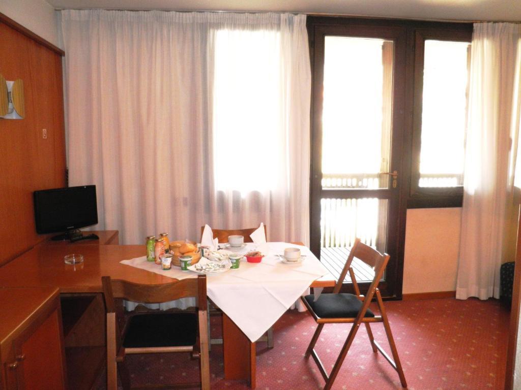 R.T.A. Hotel Des Alpes 2 Мадона ди Кампильо Стая снимка