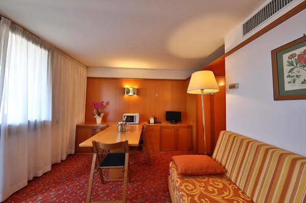 R.T.A. Hotel Des Alpes 2 Мадона ди Кампильо Екстериор снимка