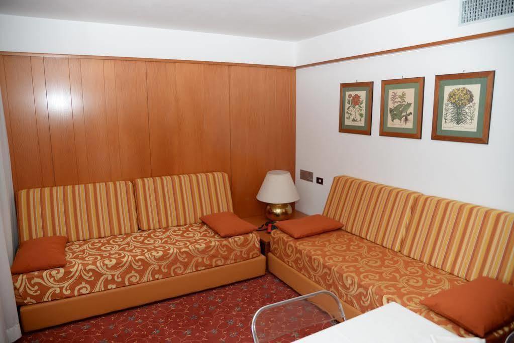 R.T.A. Hotel Des Alpes 2 Мадона ди Кампильо Екстериор снимка